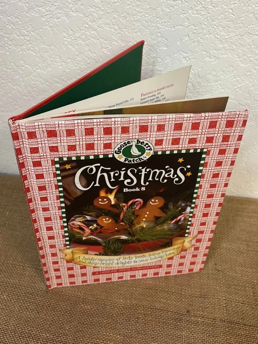 Gooseberry Patch Christmas Book, Recipes, Crafts & Decorating, Book 8, 2006 EUC